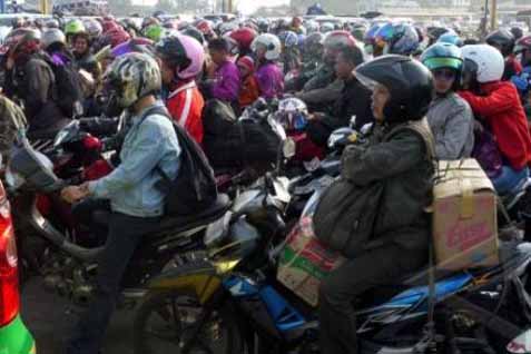  MUDIK LEBARAN: Awass, Pemudik Harus Waspada di Perlintasan KA Cipajati